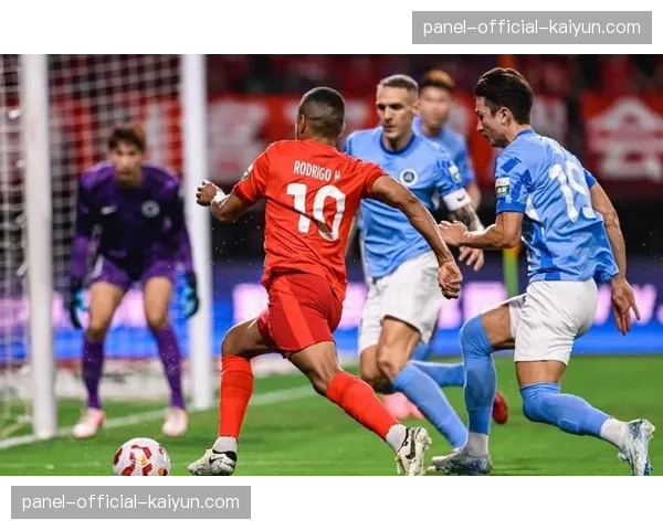 特写:终场哨响,保级对手战平,场边谢菲联主帅复杂的神情 特写:终场哨响,保级对手战平,场边谢菲联主帅复杂的神情