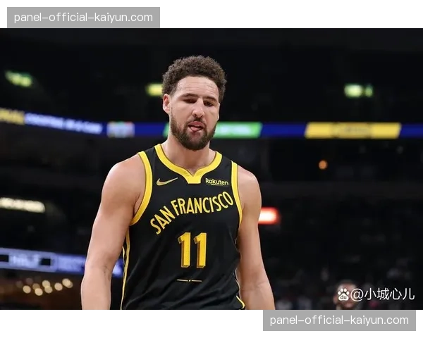 特写：告别战独得60分，勇士队克莱·汤普森赛后长时间跪地亲吻主场logo